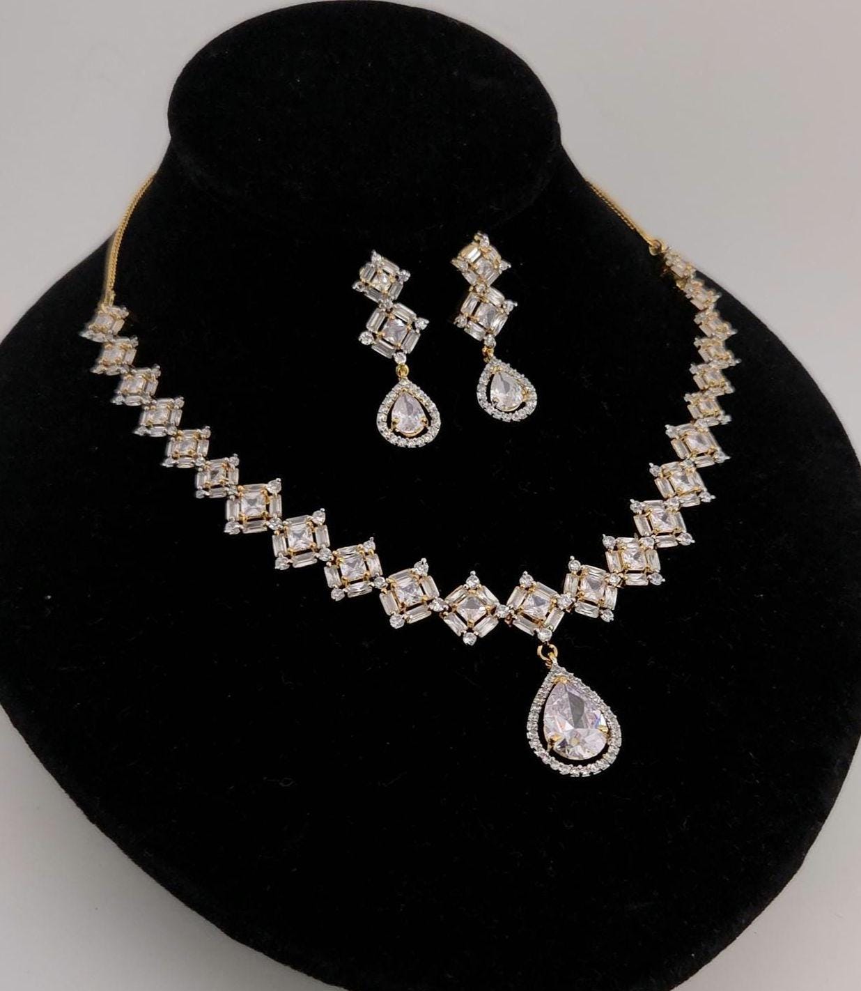 Modern square line tracking teardrop crystal pendant setup description grid