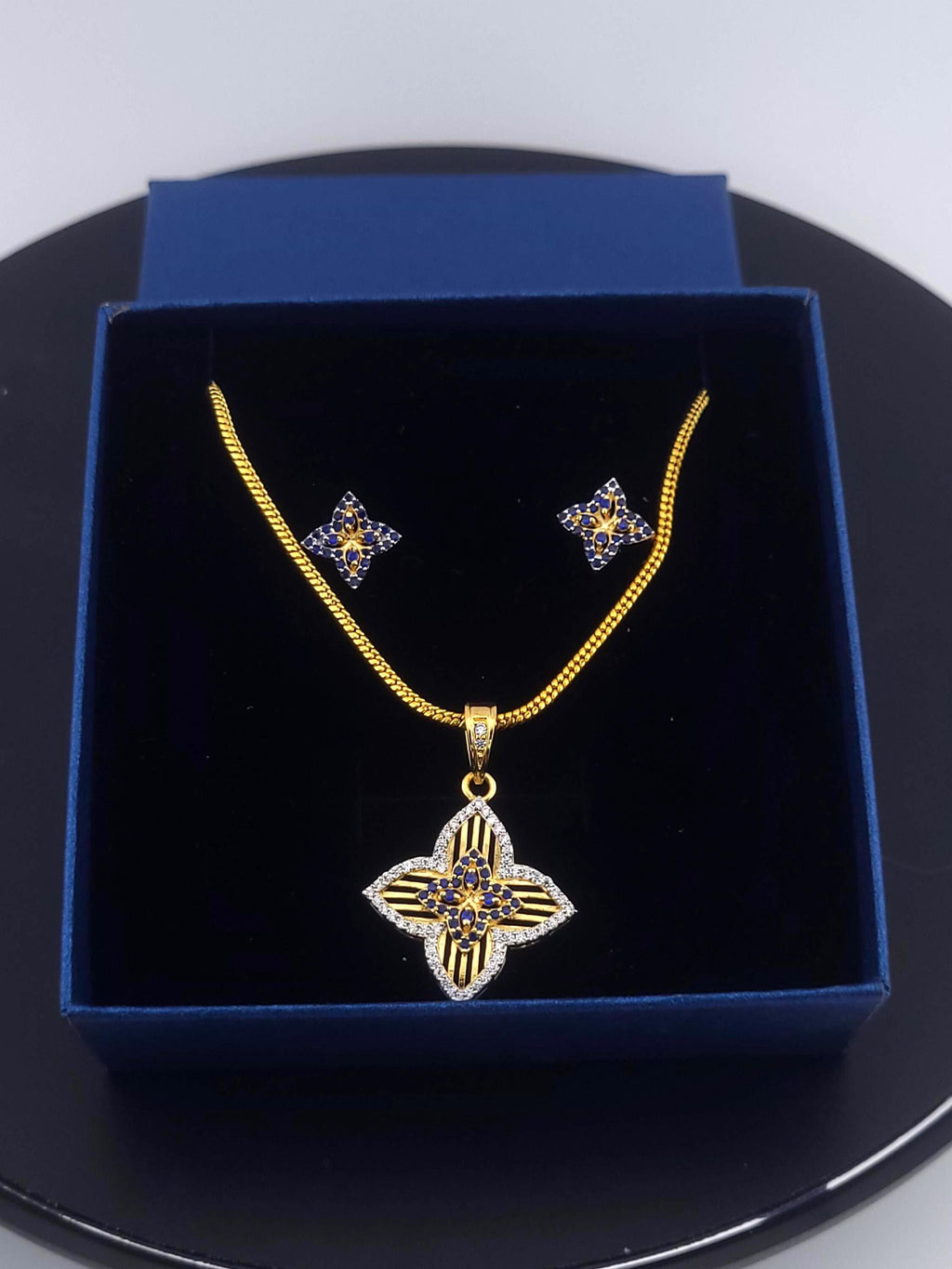 Four-Leaf Flower CZ Pendant Necklace – Red, Blue or Green, Gold Plated
