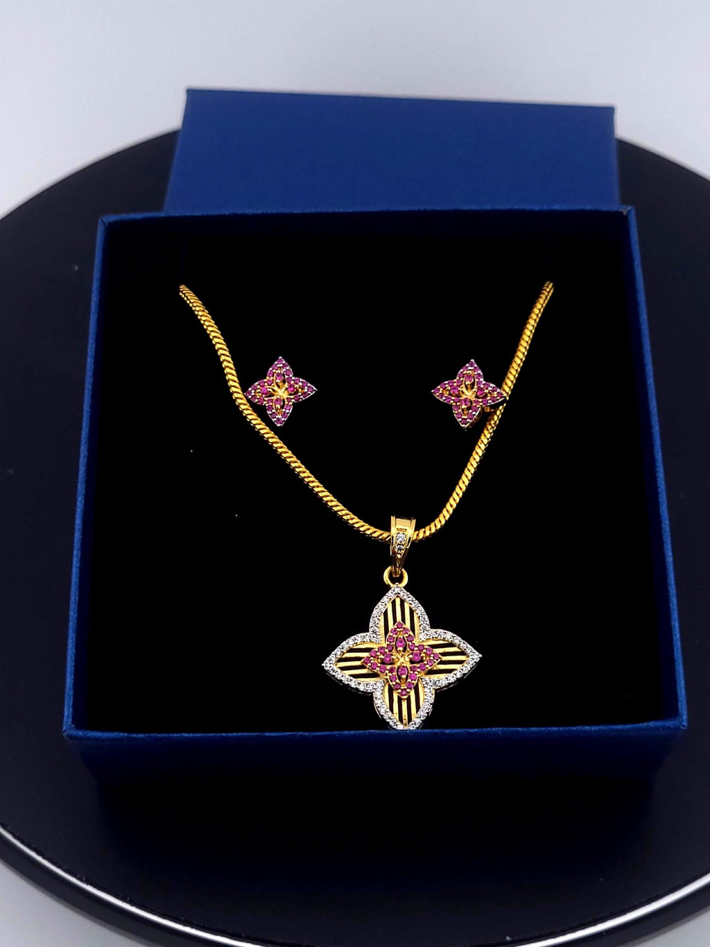 Four-Leaf Flower CZ Pendant Necklace – Red, Blue or Green, Gold Plated